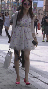 高挑靓丽少女陪男友逛街