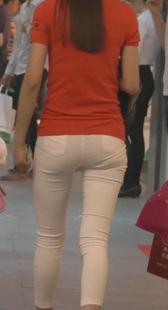 紧身翘臀白裤少女