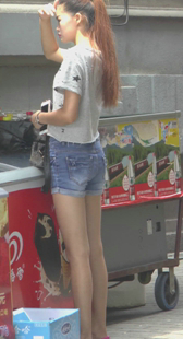 热裤美女模特身材，笔直美腿