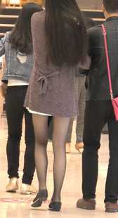 街拍黑丝美腿少女如沐春风