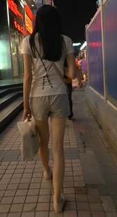 街拍热裤美腿少女