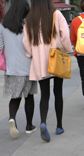 街拍黑丝清纯少女