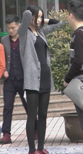 黑丝大长腿陪男友逛街