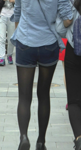 黑丝大长腿少女跟闺蜜一起逛街