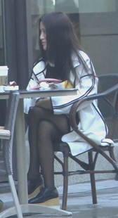 黑丝美女跟男友交谈甚欢