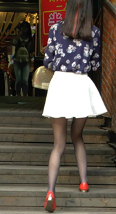 街拍荷叶短裙丝袜美腿少女