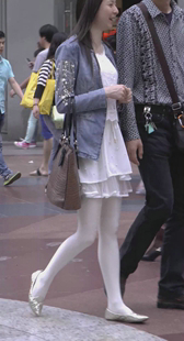 绣花白丝美腿少妇