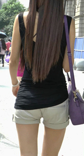 细腰翘臀妞走路真会扭