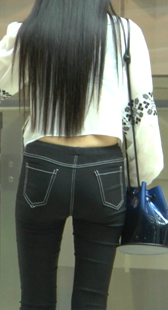 翘臀深沟大长腿学生妹