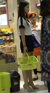 爱吃零食的美腿少女