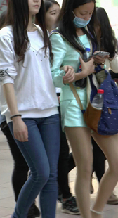 逛街的紧牛肉丝姐妹花