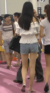 街拍牛仔热裤翘臀美眉