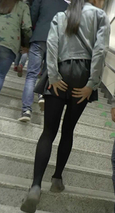 上台阶的黑丝少女