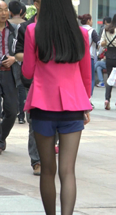 排队买甜品的黑丝少妇