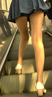 超短裙长腿少女