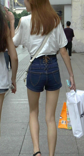 超短热裤纤细少女