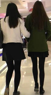 逛街的黑色打底裤美少女