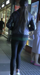 夜幕中的黑色紧身裤长腿少女