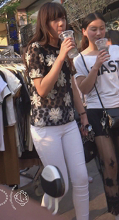 性感白裤紧臀两小妹