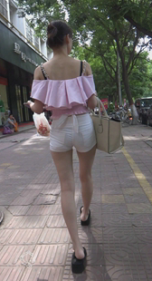 长腿白热裤深沟小少妇