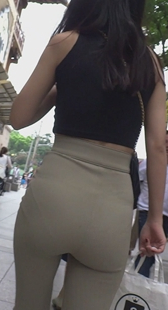 乘坐地体的浅黄裤圆臀少妇