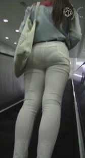 白紧布裤大PP上电梯