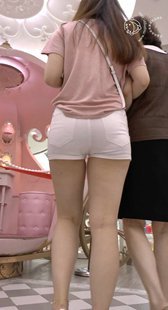 牵着妈妈的手的大闺女