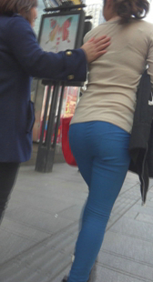 街拍紧身蓝裤身材好