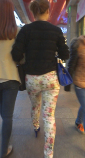 花裤紧身翘臀美少妇