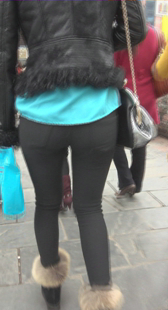 跟拍黑裤小少妇