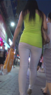 街拍白裤翘臀清晰内痕