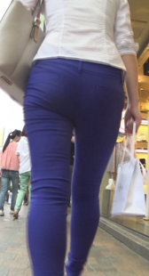 近距离跟拍紧身美臀少妇