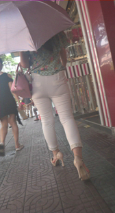 跟拍性感白臀内痕明显