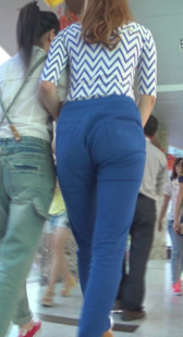 街拍高挑布裤小妹