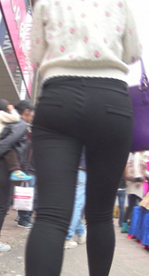 紧身黑裤翘臀小妹肥而不腻