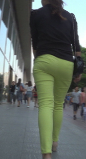 街拍黄裤紧身OL美少妇