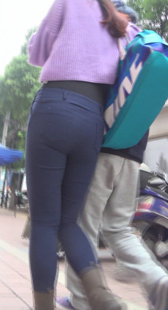 街拍高挑OL布裤小妹