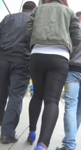 紧身打底圆润小少妇