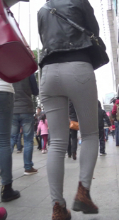 街拍布裤大屁股少妇