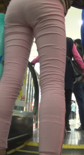 长腿粉裤上电梯内痕紧