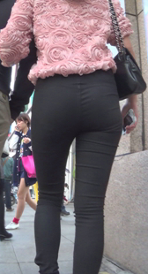 细腰屁股大，好一性感OL