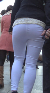 跟跟配白裤，屁股大内痕紧