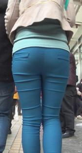 街拍少妇屁股圆又紧