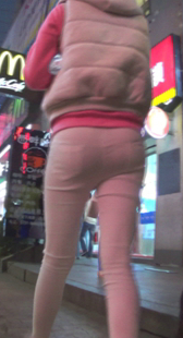 街拍紧身白裤小妹