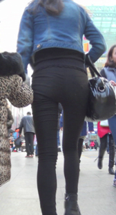 街拍打底包臀少妇