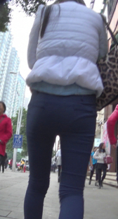 街拍打底包臀内痕紧