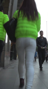 街拍紧身白裤小妹