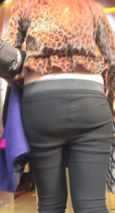 街拍打底包臀成熟少妇