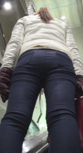 性感包臀少妇上楼梯角度好