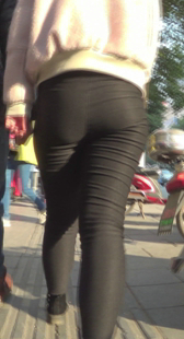 街拍宽臀打底成熟少妇